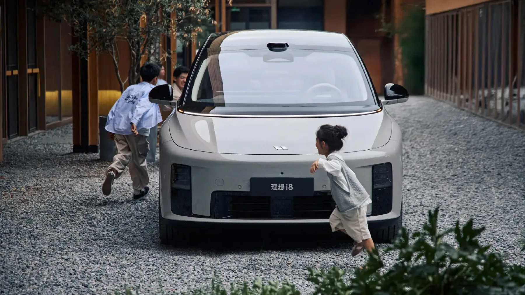 Novi električni družinski Li i6: Kitajski električni velikan obljublja do 720 kilometrov dometa – Elon, slišiš to?