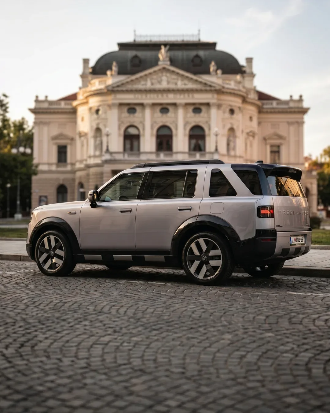 Novi Freelander 8 (2026): Legenda se vrača kot 3,5-tonski električni 4×4 mastodont s Huaweijevo pametjo