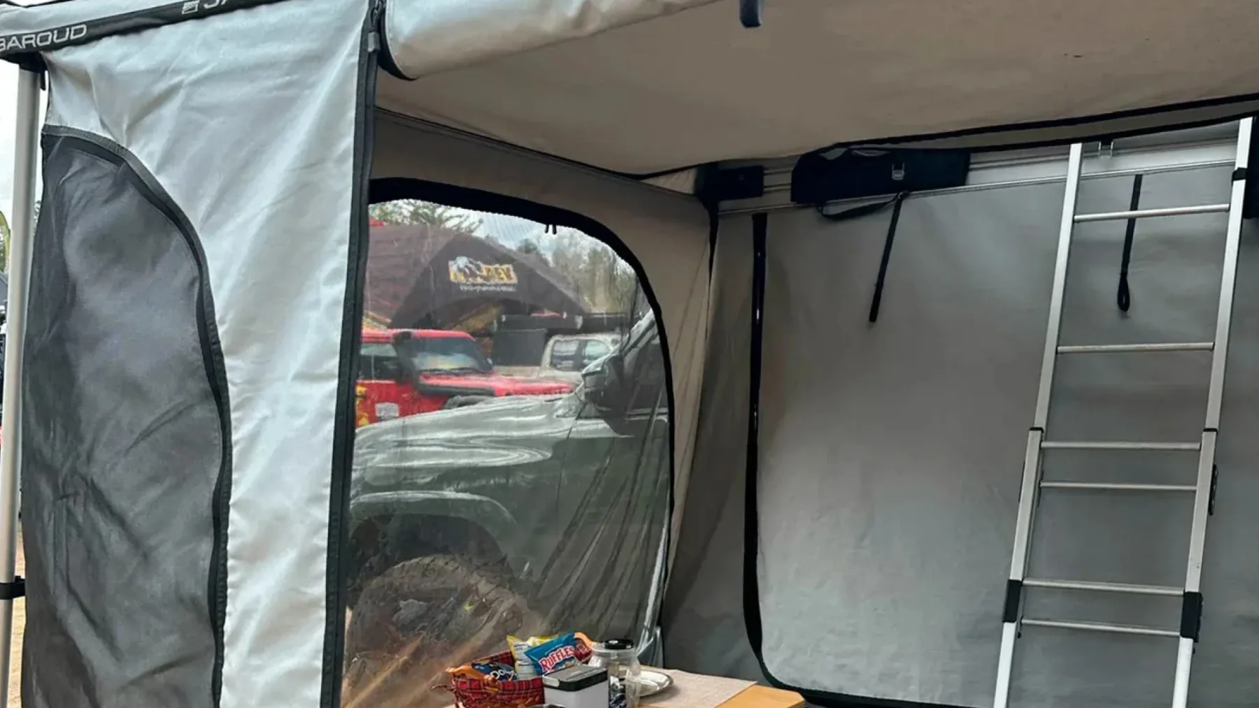 Novi James Baroud Family Room – Revolucionarna overland razširitev za strešne šotore, ki bo rešila vašo družinsko logistiko “intime”