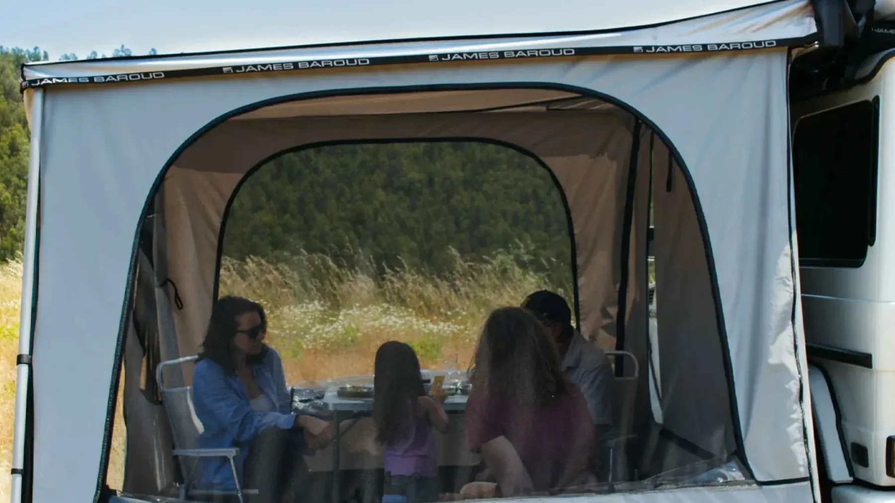 Novi James Baroud Family Room – Revolucionarna overland razširitev za strešne šotore, ki bo rešila vašo družinsko logistiko “intime”