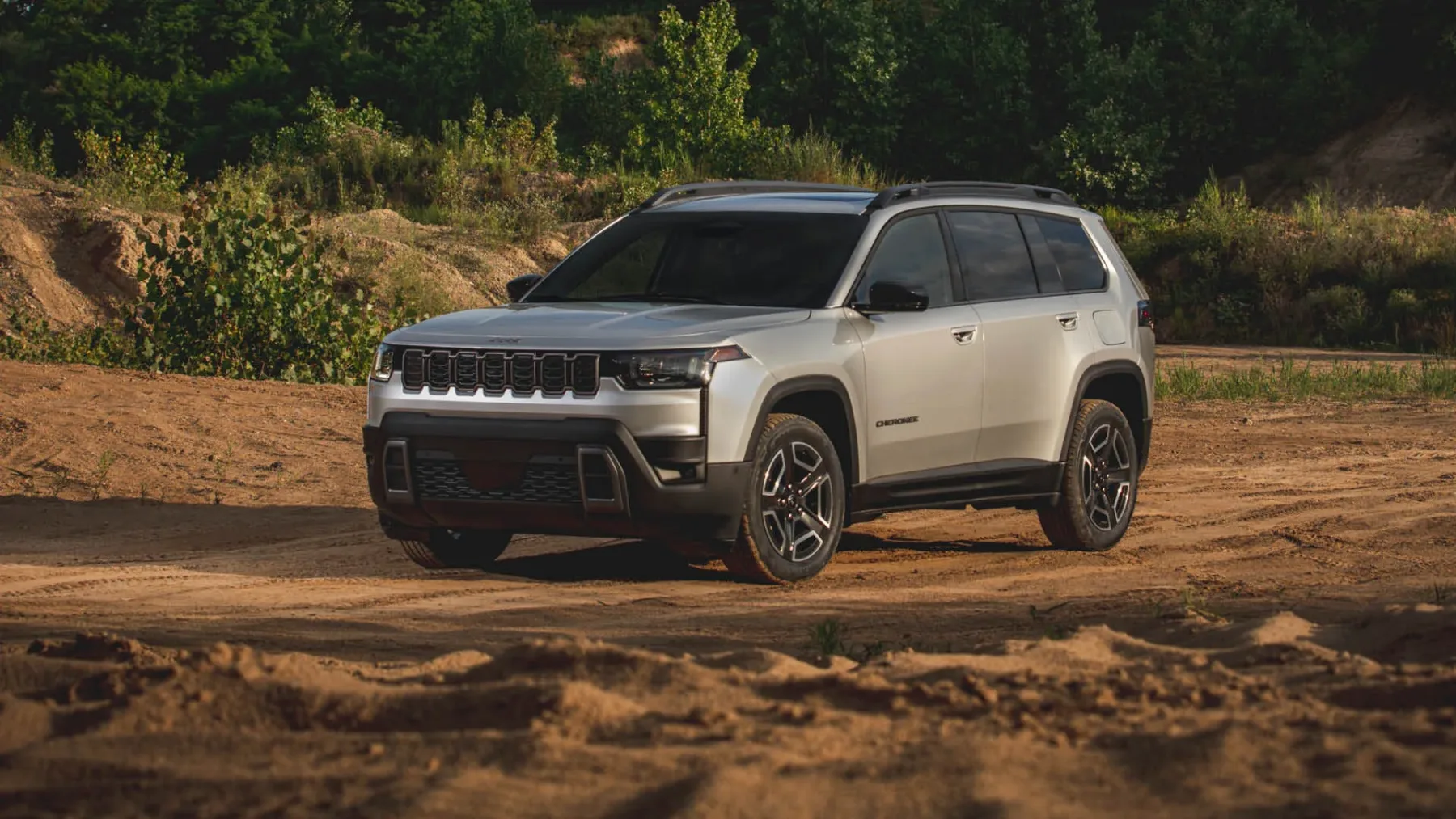 Novi Jeep Cherokee 2026 (hibrid) je nazaj: škatlast, pameten in nevarno prepričljiv za solidno ceno …