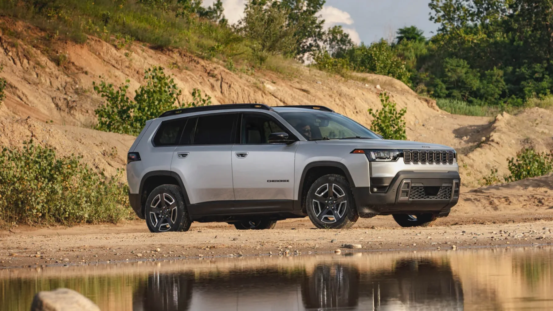 Novi Jeep Cherokee 2026 (hibrid) je nazaj: škatlast, pameten in nevarno prepričljiv za solidno ceno …