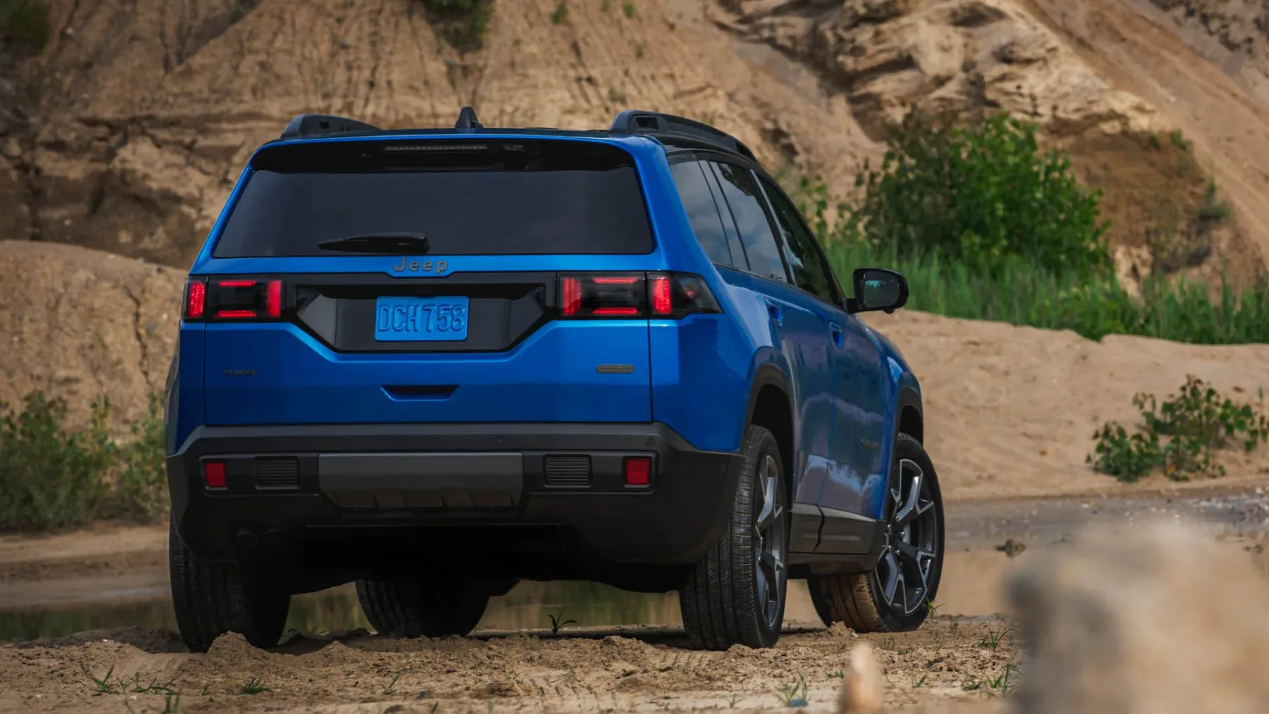 Novi Jeep Cherokee 2026 (hibrid) je nazaj: škatlast, pameten in nevarno prepričljiv za solidno ceno …