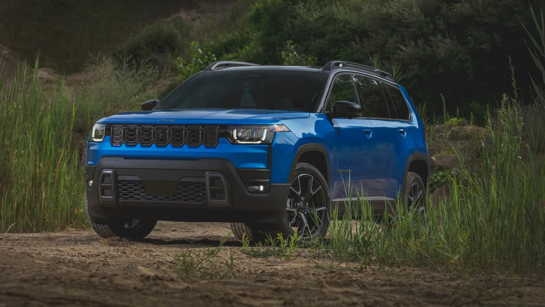 Novi Jeep Cherokee 2026 (hibrid) je nazaj: škatlast, pameten in nevarno prepričljiv za solidno ceno …