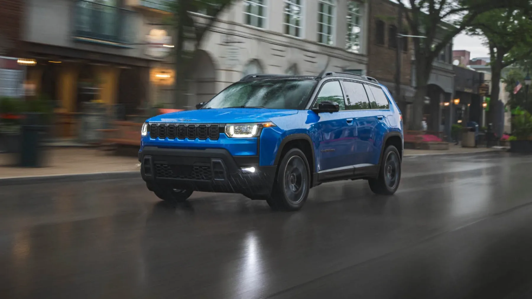 Novi Jeep Cherokee 2026 (hibrid) je nazaj: škatlast, pameten in nevarno prepričljiv za solidno ceno …
