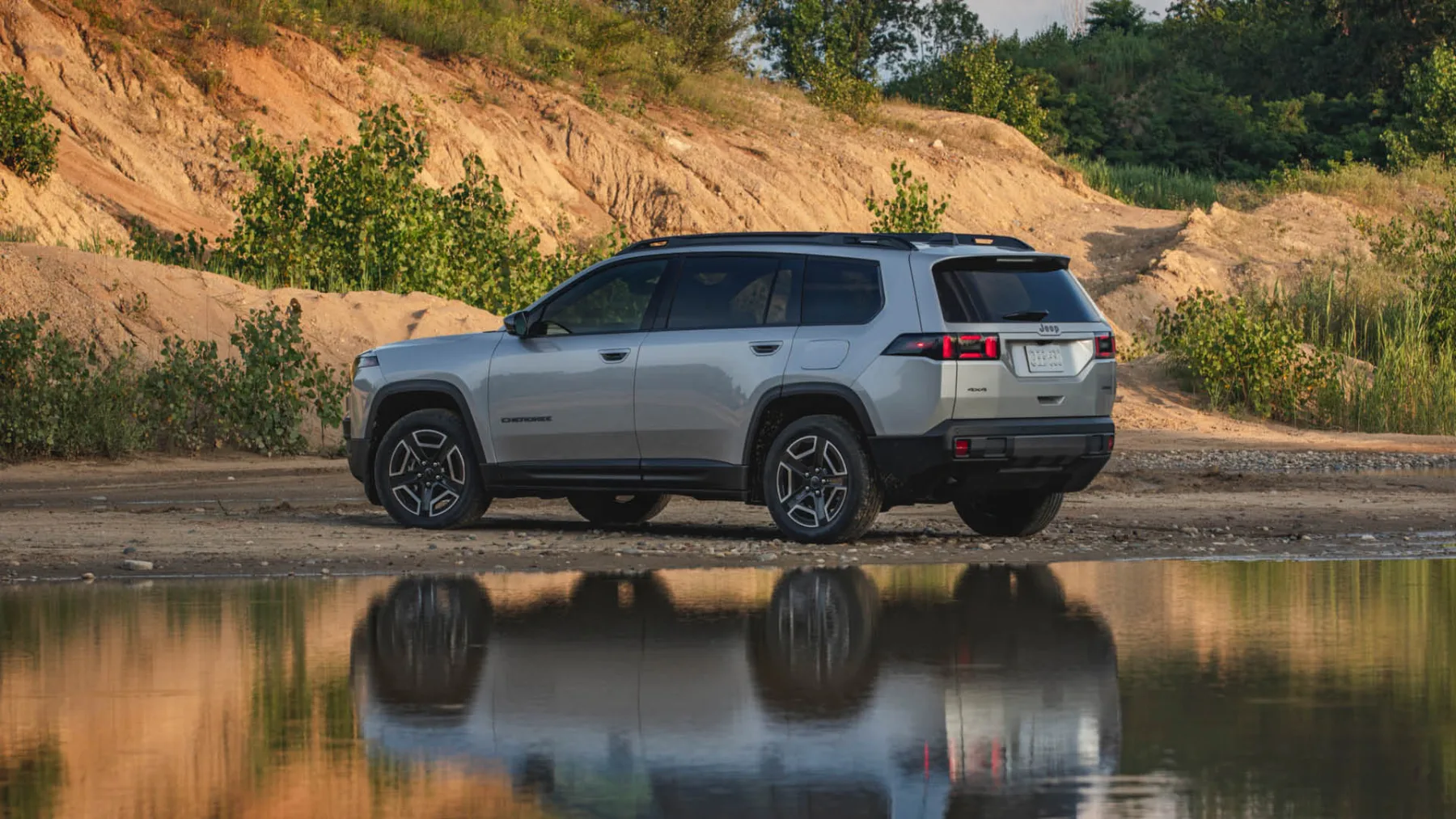 Novi Jeep Cherokee 2026 (hibrid) je nazaj: škatlast, pameten in nevarno prepričljiv za solidno ceno …