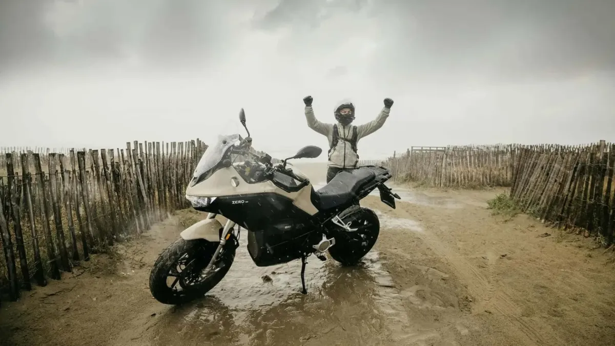 Novi kralj dosega: Električni motocikel Zero DS z enim polnjenjem prevozil neverjetnih 436,5 kilometra – slika 1
