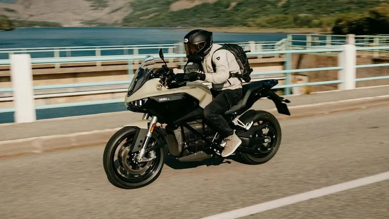 Novi kralj dosega: Električni motocikel Zero DS z enim polnjenjem prevozil neverjetnih 436,5 kilometra