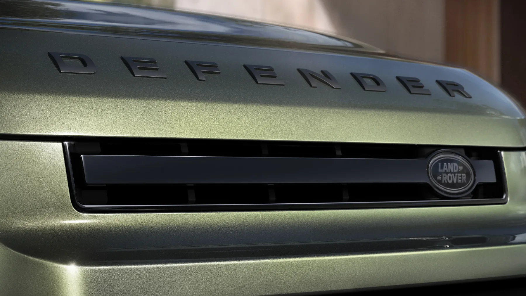 Novi Land Rover Defender 2025: prenovljena ikona terena s tehnološkim zasukom in drznim šarmom