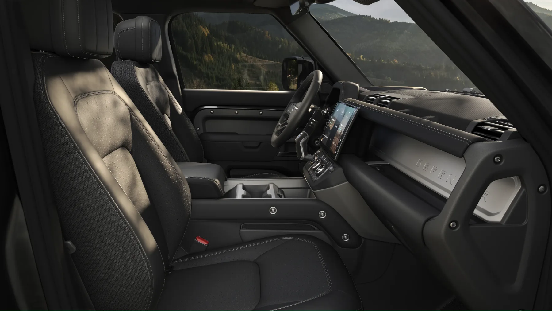 Novi Land Rover Defender 2025: prenovljena ikona terena s tehnološkim zasukom in drznim šarmom