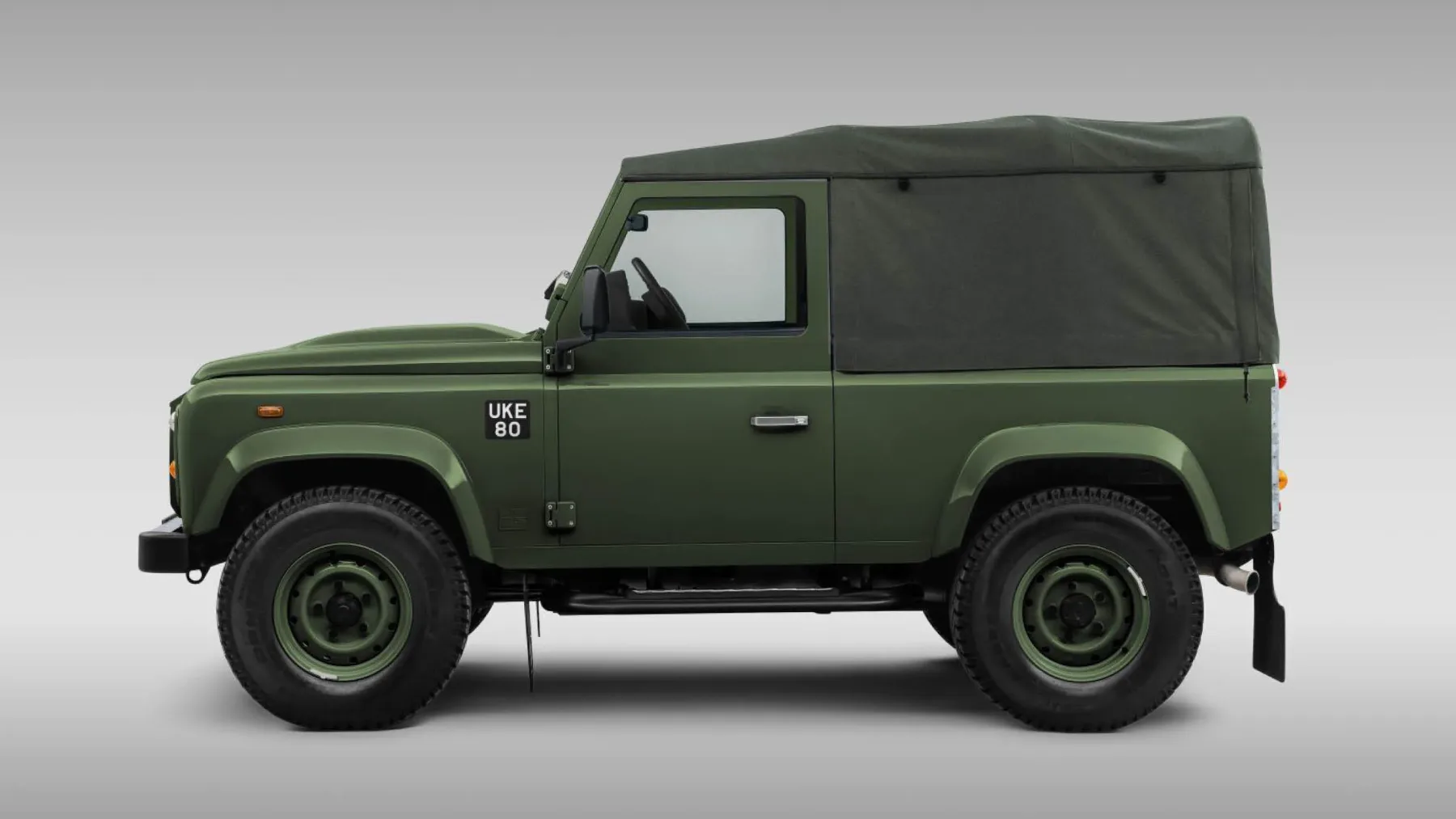 Novi Land Rover Defender Churchill Edition 2025: ko 405 konjev pokadi čez Chartwell v slogu cigare