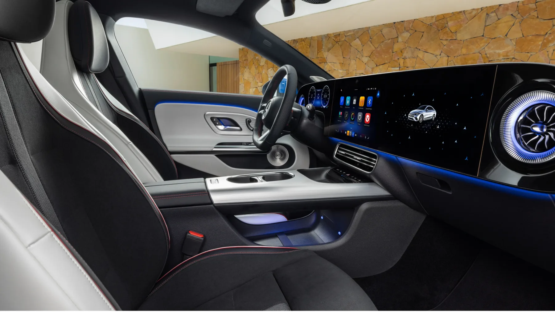 Novi Mercedes-Benz CLA 2025: vse v enem – genijalno ali tvegano?