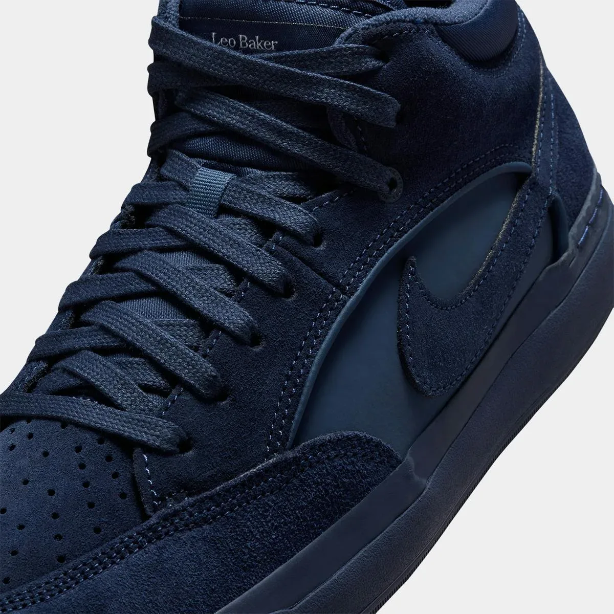Novi Nike SB React Leo v mornarsko modri barvi: Eleganca z ulice, ki osvaja skate parke