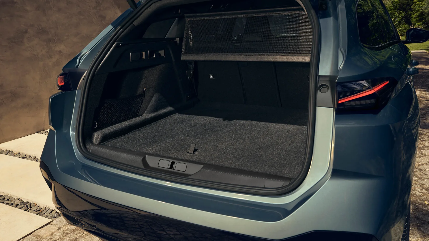 Novi Peugeot 308 in 308 SW 2025: Francoski lev z osvetljenim nasmeškom in električnim ugrizom