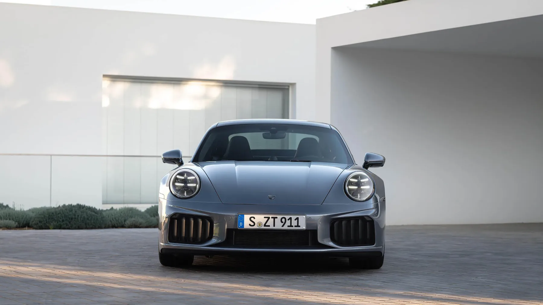 Novi Porsche 911 Turbo S 2026: Elektrificiran monstrum s 711 KM, ki premika meje hitrosti in zdrave pameti