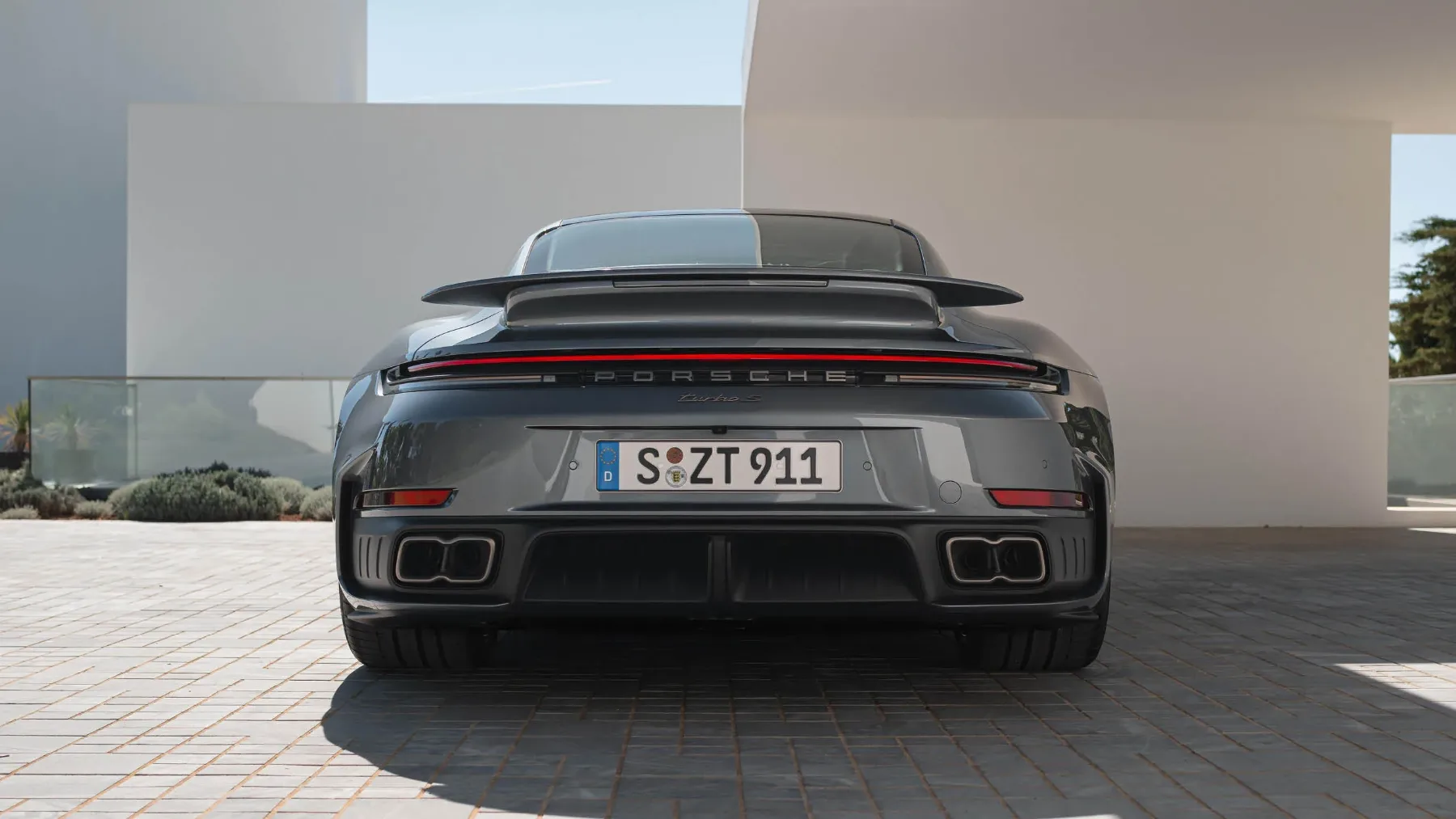 Novi Porsche 911 Turbo S 2026: Elektrificiran monstrum s 711 KM, ki premika meje hitrosti in zdrave pameti