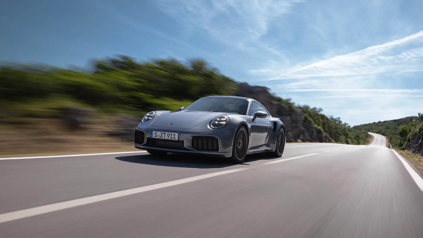 Novi Porsche 911 Turbo S 2026: Elektrificiran monstrum s 711 KM, ki premika meje hitrosti in zdrave pameti
