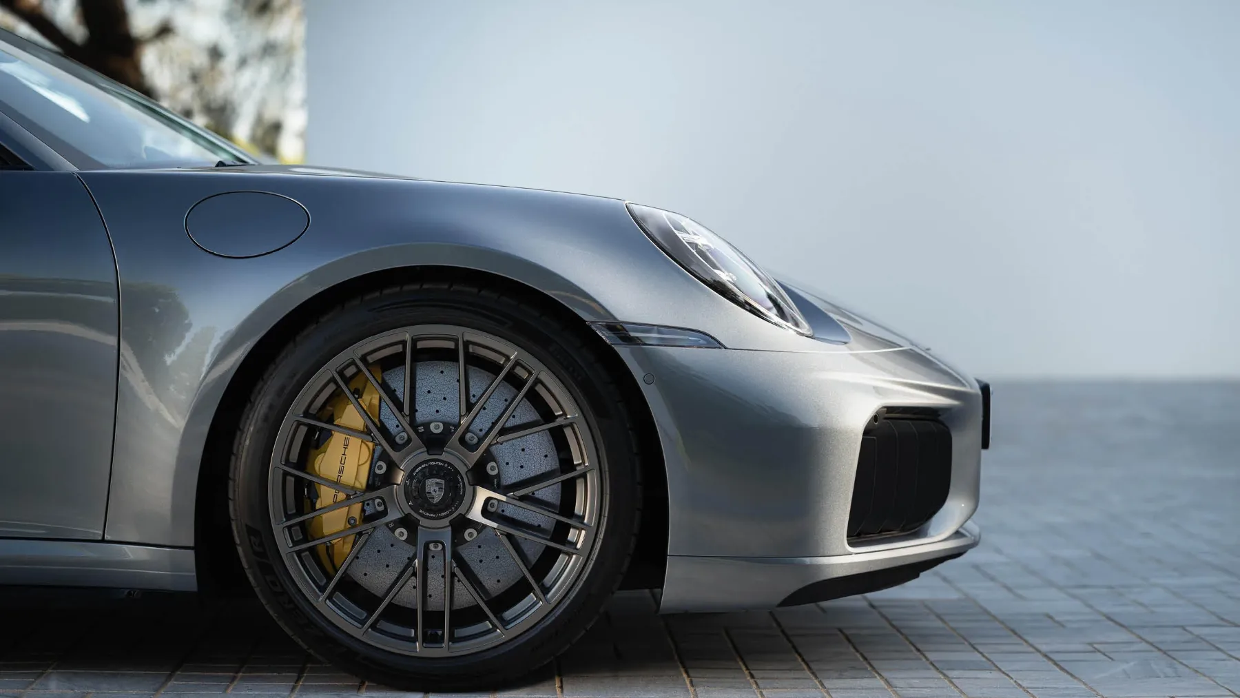 Novi Porsche 911 Turbo S 2026: Elektrificiran monstrum s 711 KM, ki premika meje hitrosti in zdrave pameti
