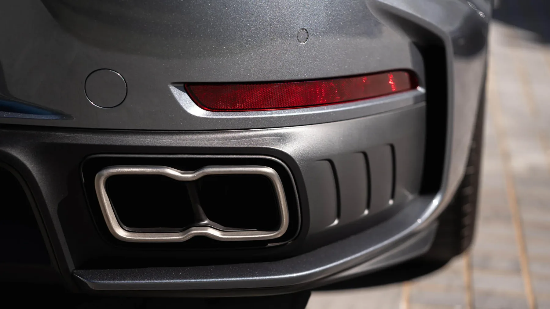 Novi Porsche 911 Turbo S 2026: Elektrificiran monstrum s 711 KM, ki premika meje hitrosti in zdrave pameti