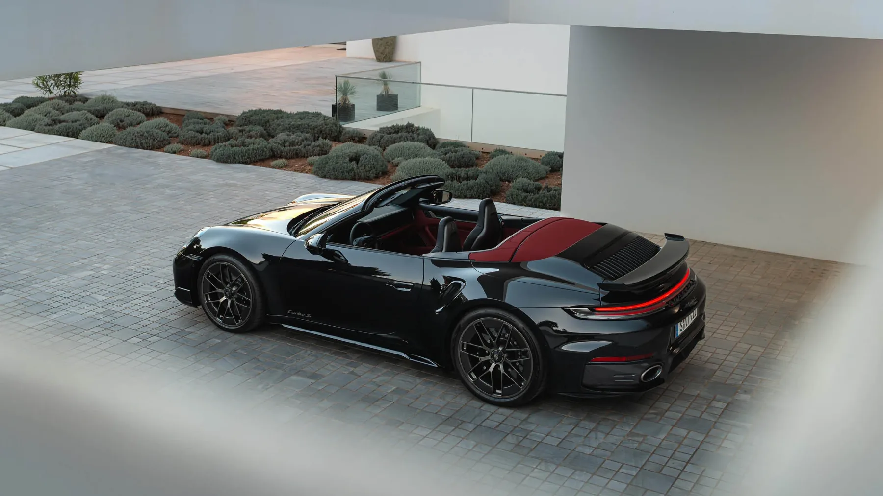 Novi Porsche 911 Turbo S 2026: Elektrificiran monstrum s 711 KM, ki premika meje hitrosti in zdrave pameti