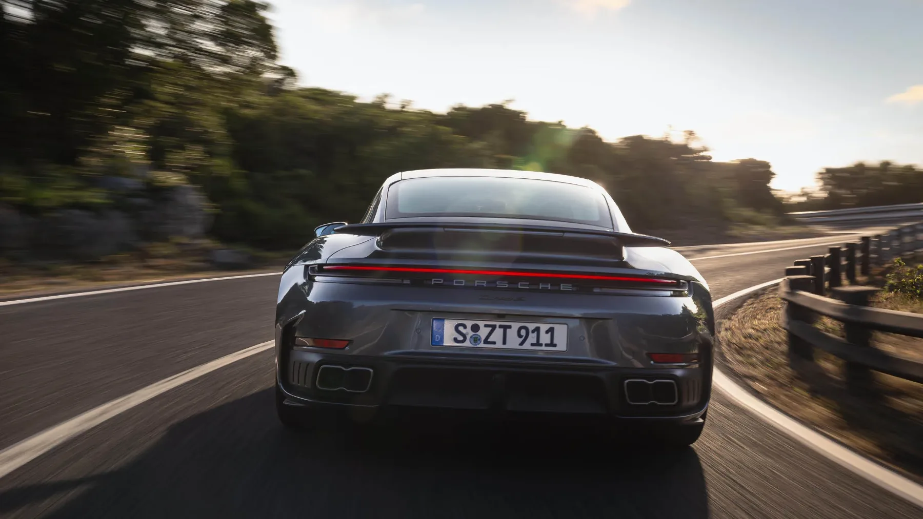 Novi Porsche 911 Turbo S 2026: Elektrificiran monstrum s 711 KM, ki premika meje hitrosti in zdrave pameti