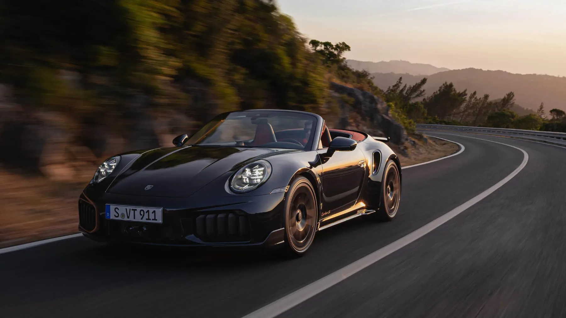 Novi Porsche 911 Turbo S 2026: Elektrificiran monstrum s 711 KM, ki premika meje hitrosti in zdrave pameti