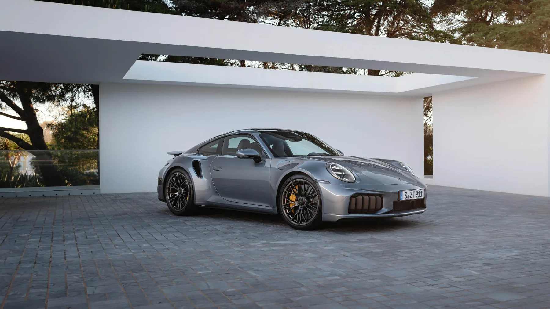 Novi Porsche 911 Turbo S 2026: Elektrificiran monstrum s 711 KM, ki premika meje hitrosti in zdrave pameti