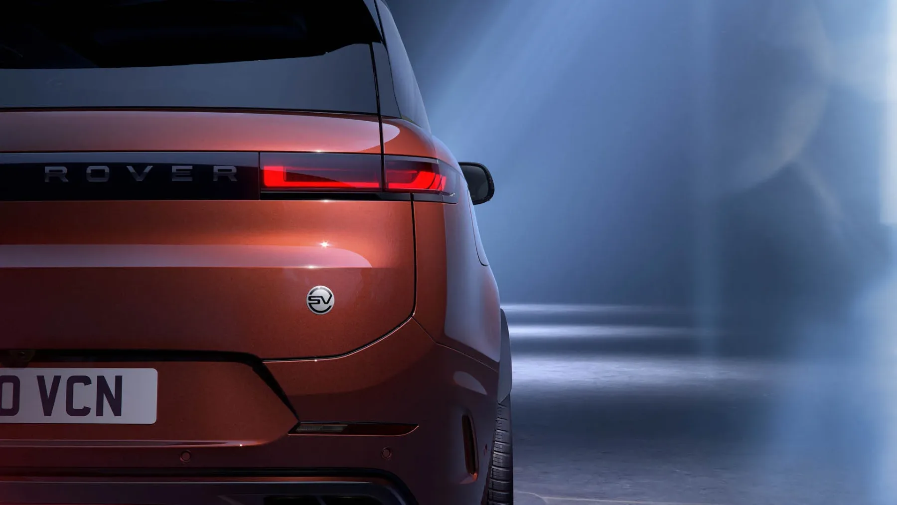 Novi Range Rover Sport SV Carbon 2025 – britanski lord, ki ogljik jemlje resno in izzva BMW X5 M Competition