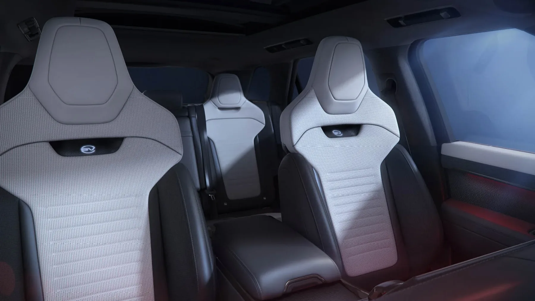 Novi Range Rover Sport SV Carbon 2025 – britanski lord, ki ogljik jemlje resno in izzva BMW X5 M Competition