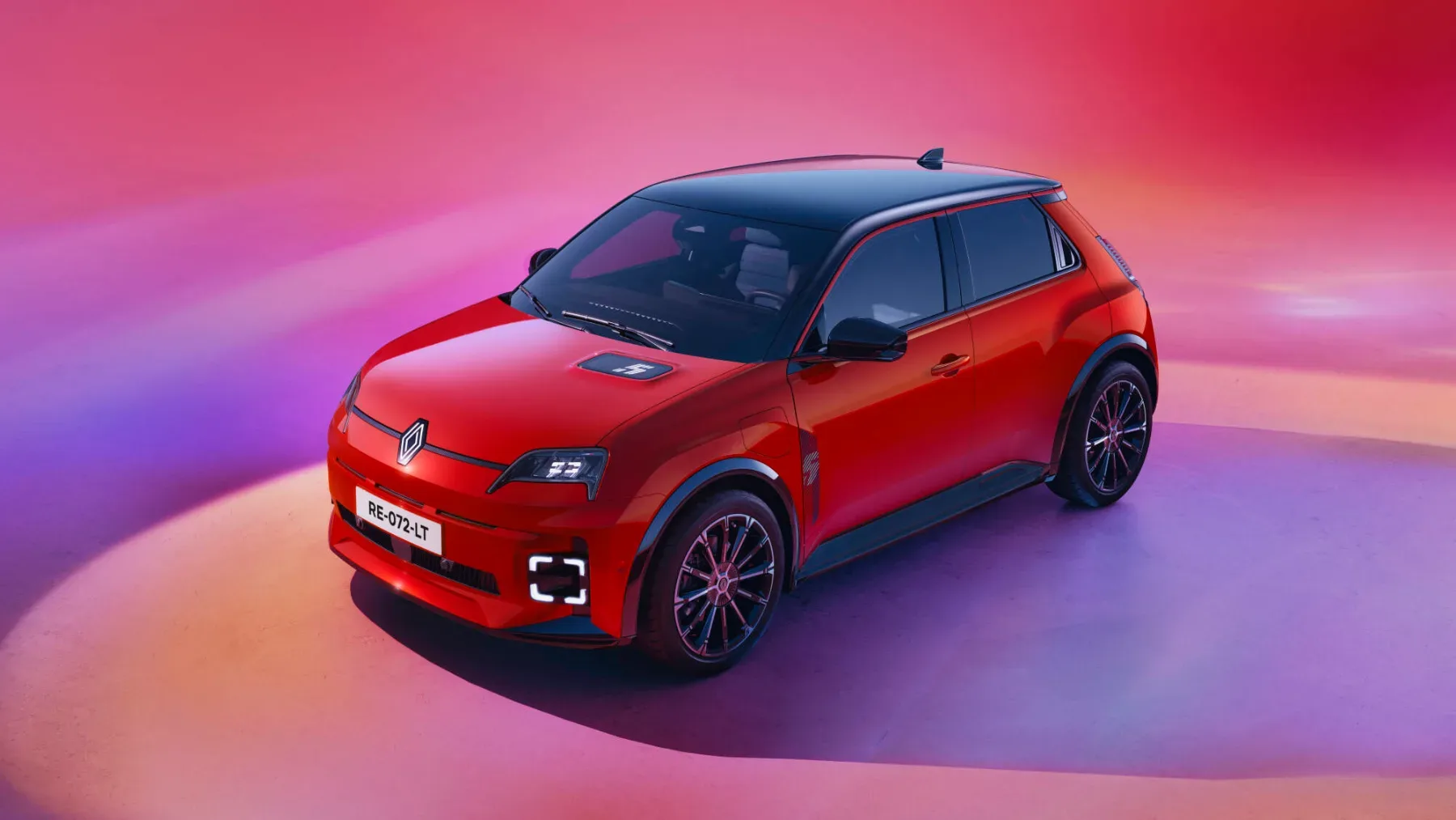 Že osveženi novi Renault 5 E-Tech: Retro ikona z večjim dosegom, novo LFP baterijo in umetno inteligenco Gemini