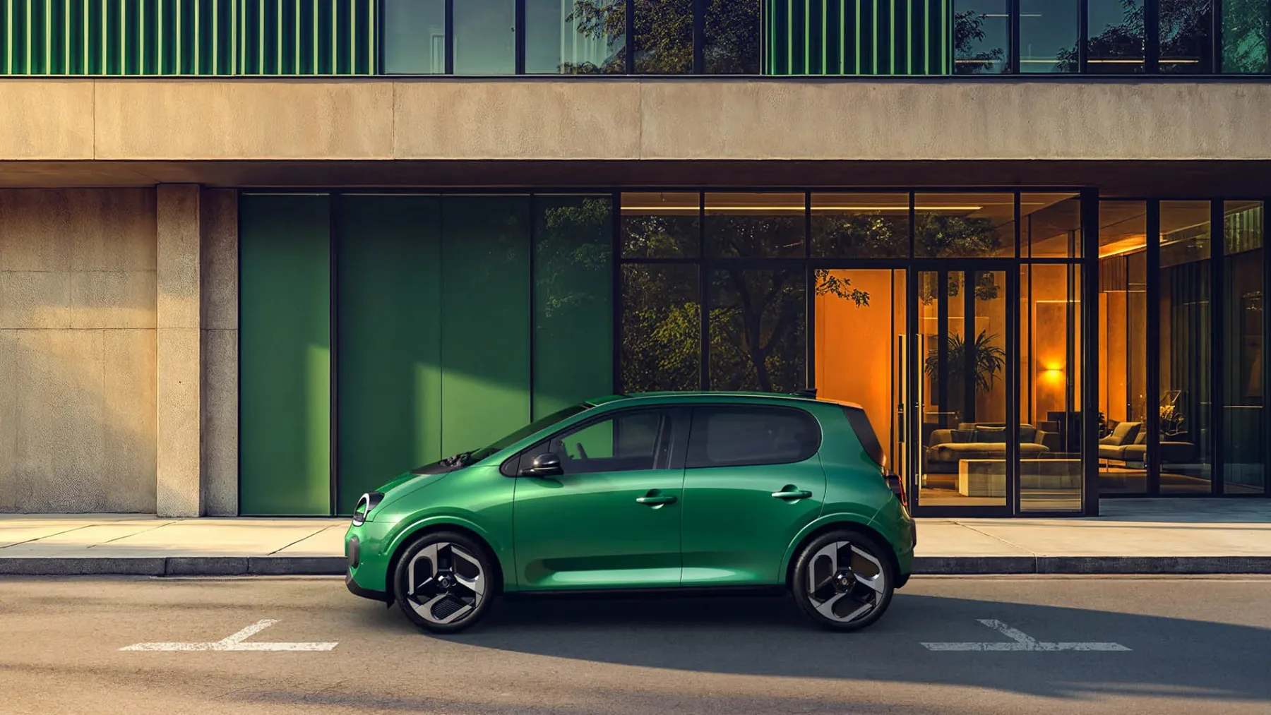 Novi Renault Twingo E-Tech – tipično francoski mali posebnež, ki hoče rešiti Evropo pred dolgimi kabli