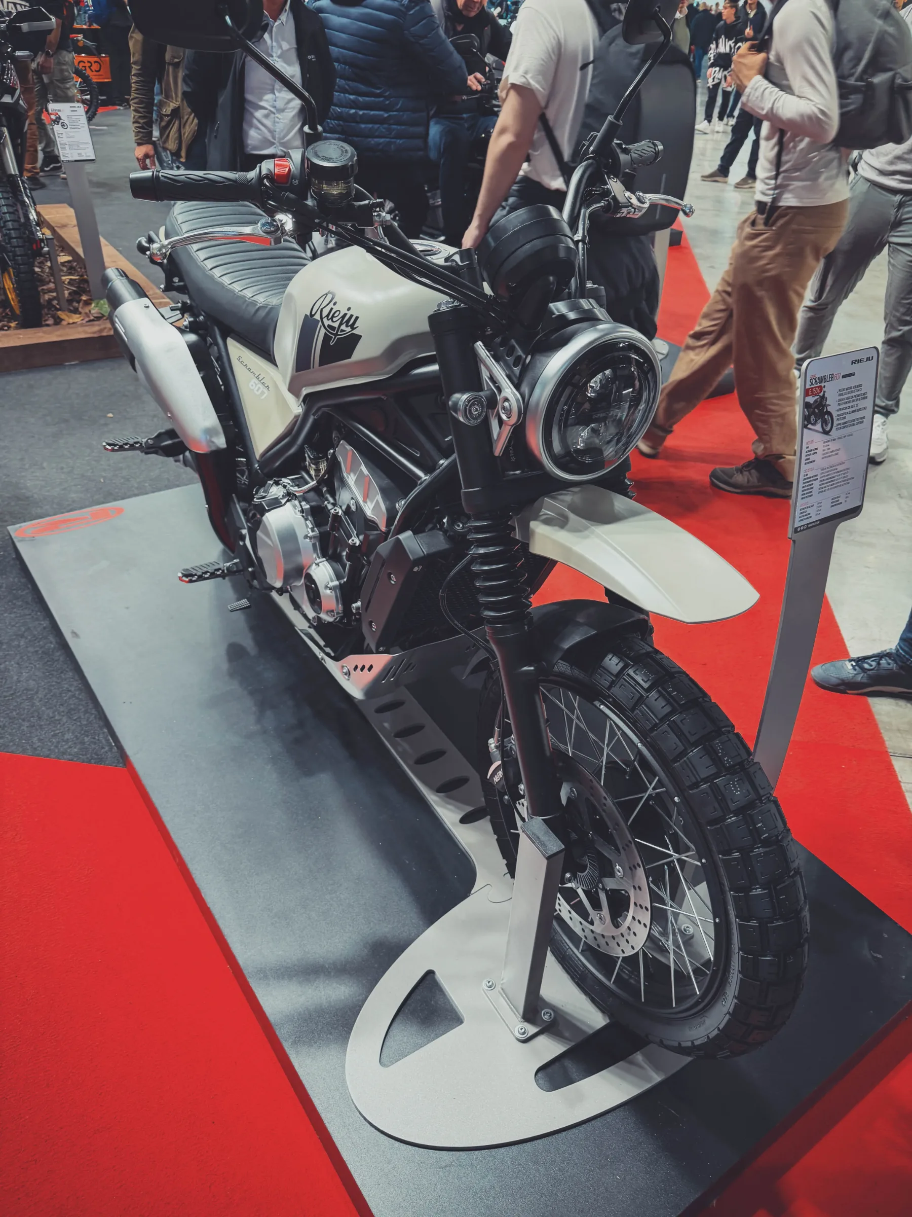 Novi RIEJU SCRAMBLER 607 – 2026 – retro upor iz 60. let, z novim srcem in sodobno elektroniko (EICMA 2025)