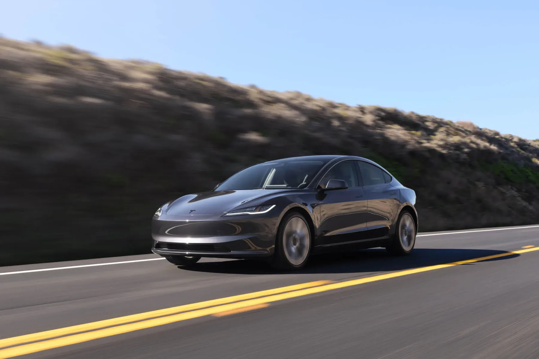 Novi Tesla Model 3 Standard: Ko Elon Musk reče “manj je več” – in tokrat morda res misli resno?