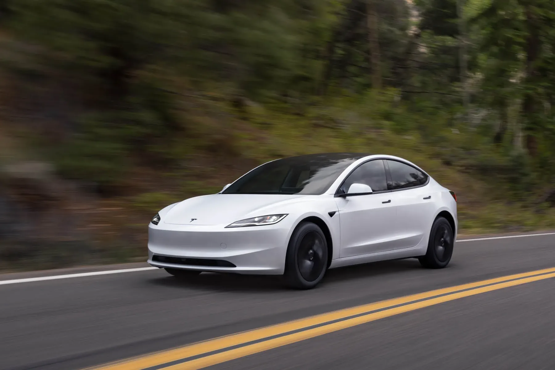 Novi Tesla Model 3 Standard: Ko Elon Musk reče “manj je več” – in tokrat morda res misli resno?