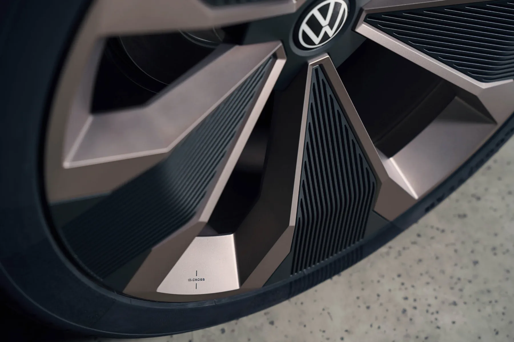 Novi Volkswagen ID. Cross – električni T‑Cross, ki vrača prave gumbe