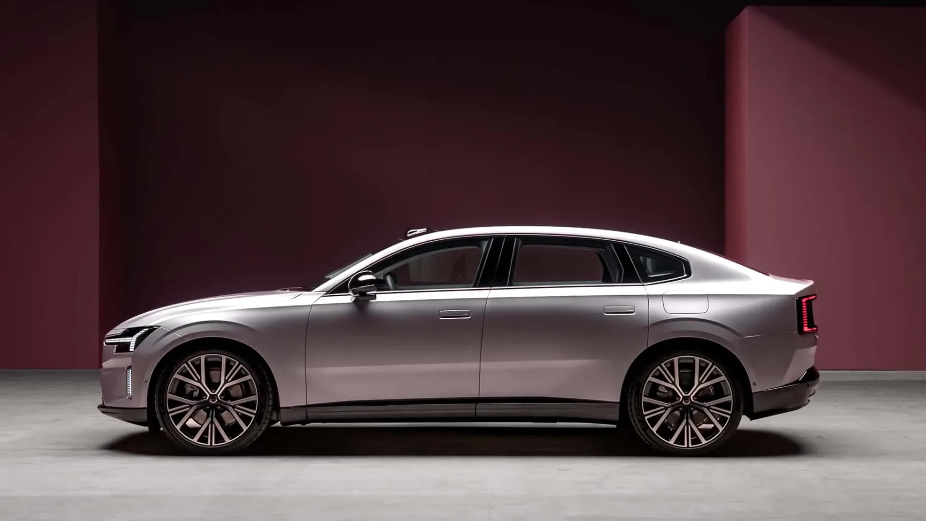 Novi Volvo ES90 2025: je skandinavska električna revolucija s 670 konji in napredno AI