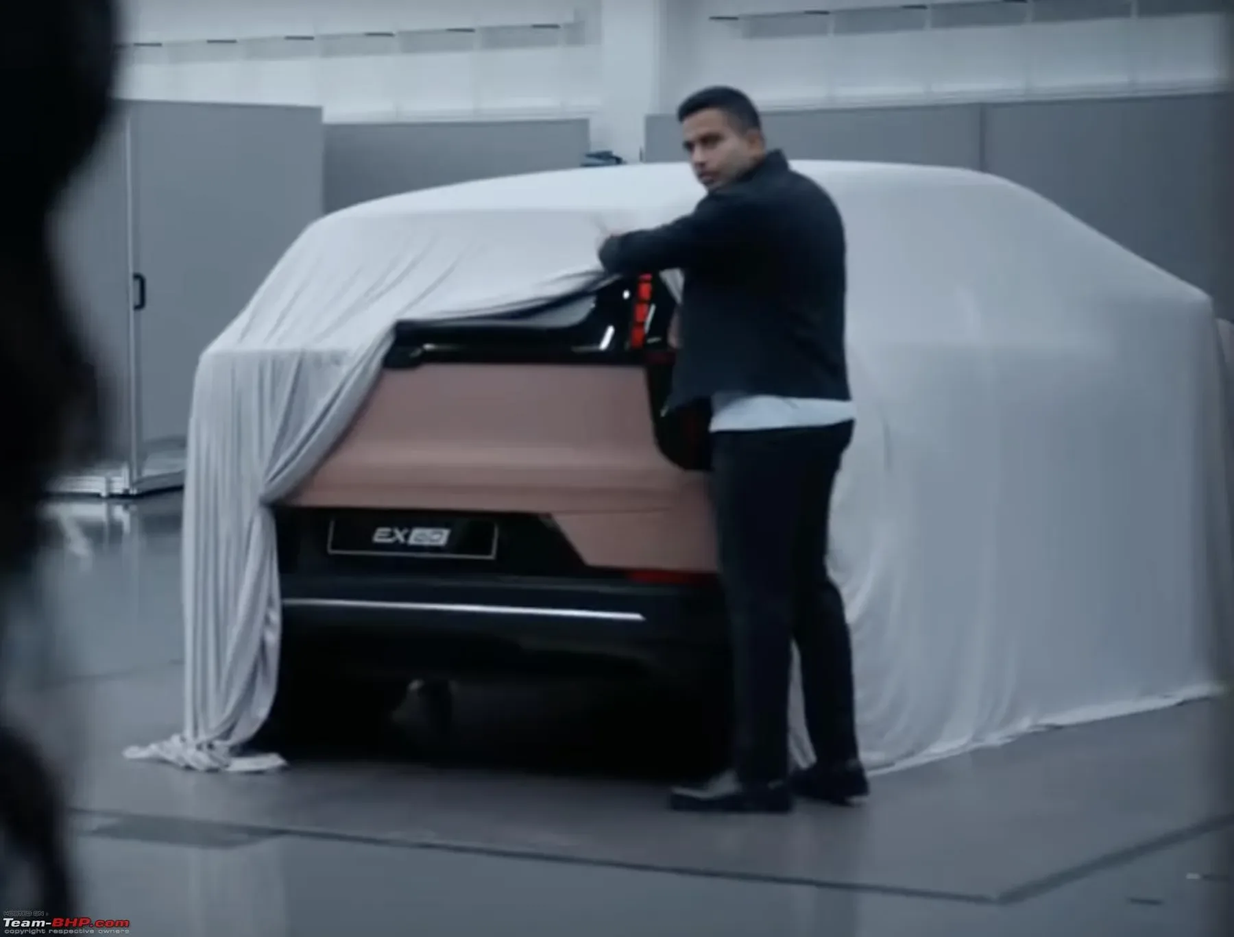 Novi Volvo EX60: Električni SUV srednjega razreda, ki bo tresel segment
