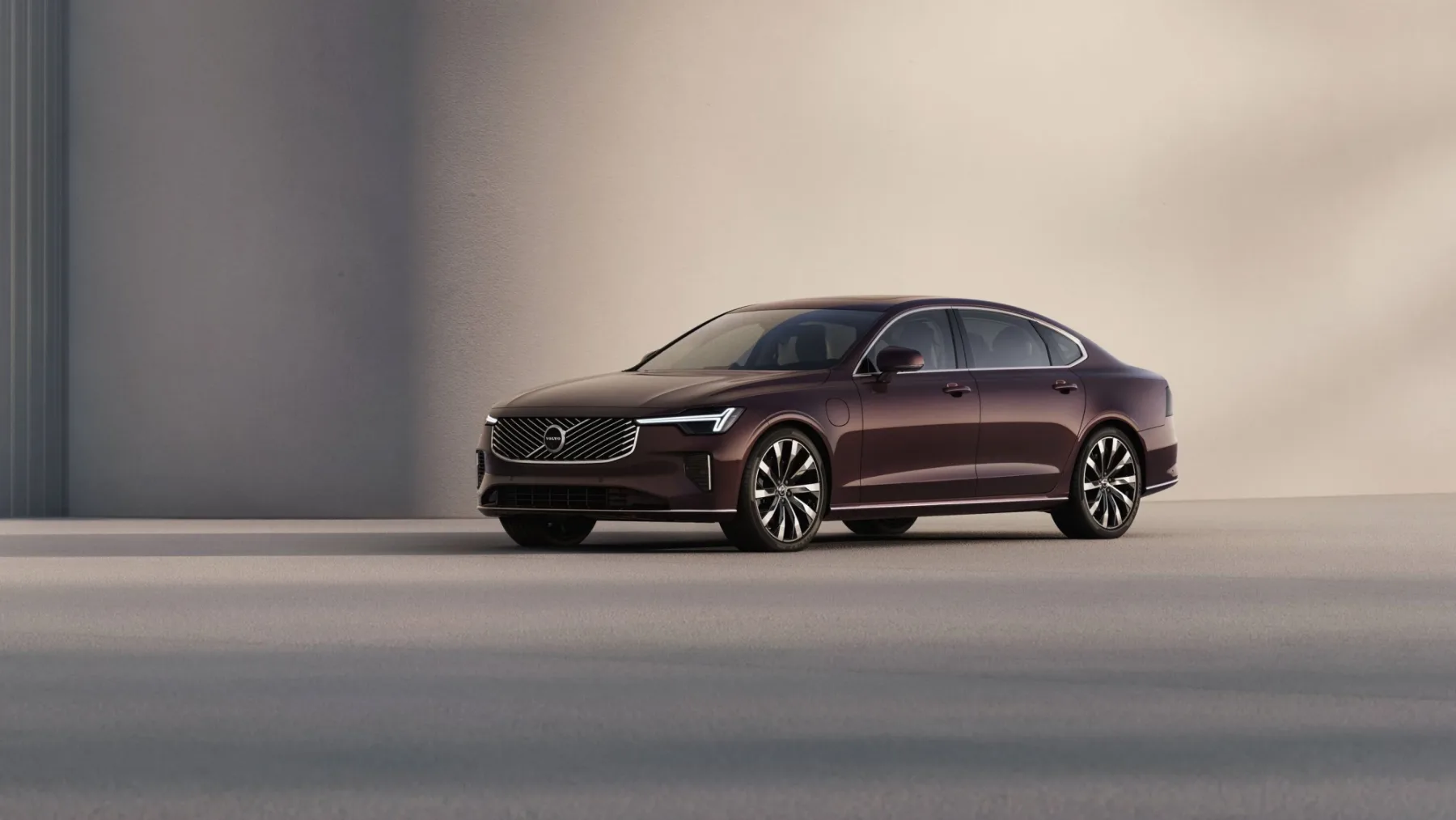 Novi Volvo S90 (2025) – Limuzina, ki zori kot vino in diši po sveže brušenem lesu