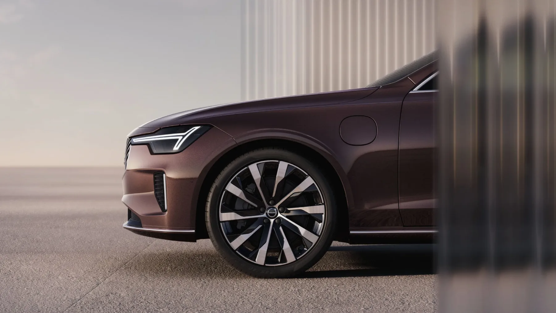 Novi Volvo S90 (2025) – Limuzina, ki zori kot vino in diši po sveže brušenem lesu