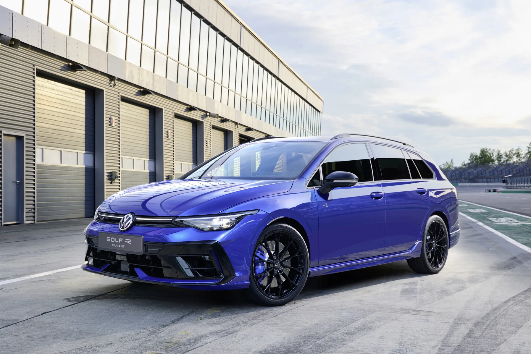 Novi VW Golf R Variant 2025: hitri karavan za družinske očete
