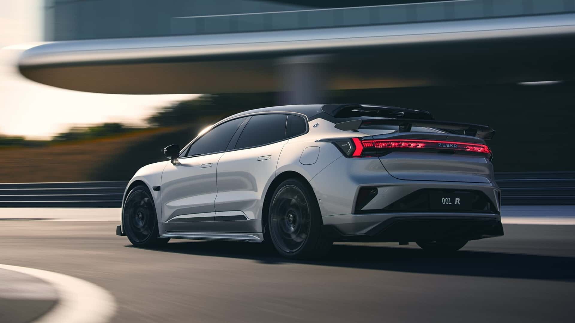 Novi Zeekr 001 FR: je boljši kot Tesla Model S Plaid s kar 1.265 konjskimi močmi