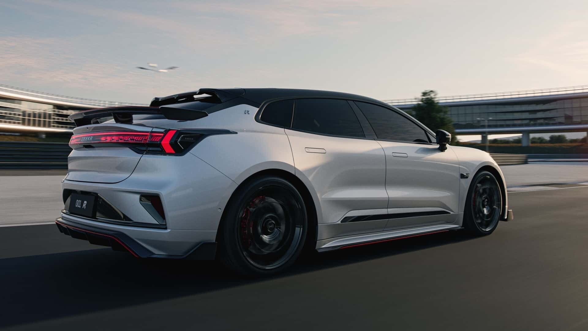 Novi Zeekr 001 FR: je boljši kot Tesla Model S Plaid s kar 1.265 konjskimi močmi