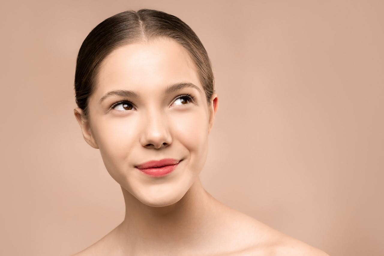 Nude makeup je trend pomladi in poletja 2024: katere izdelke izbrati, da ustvarite popoln “nude look”