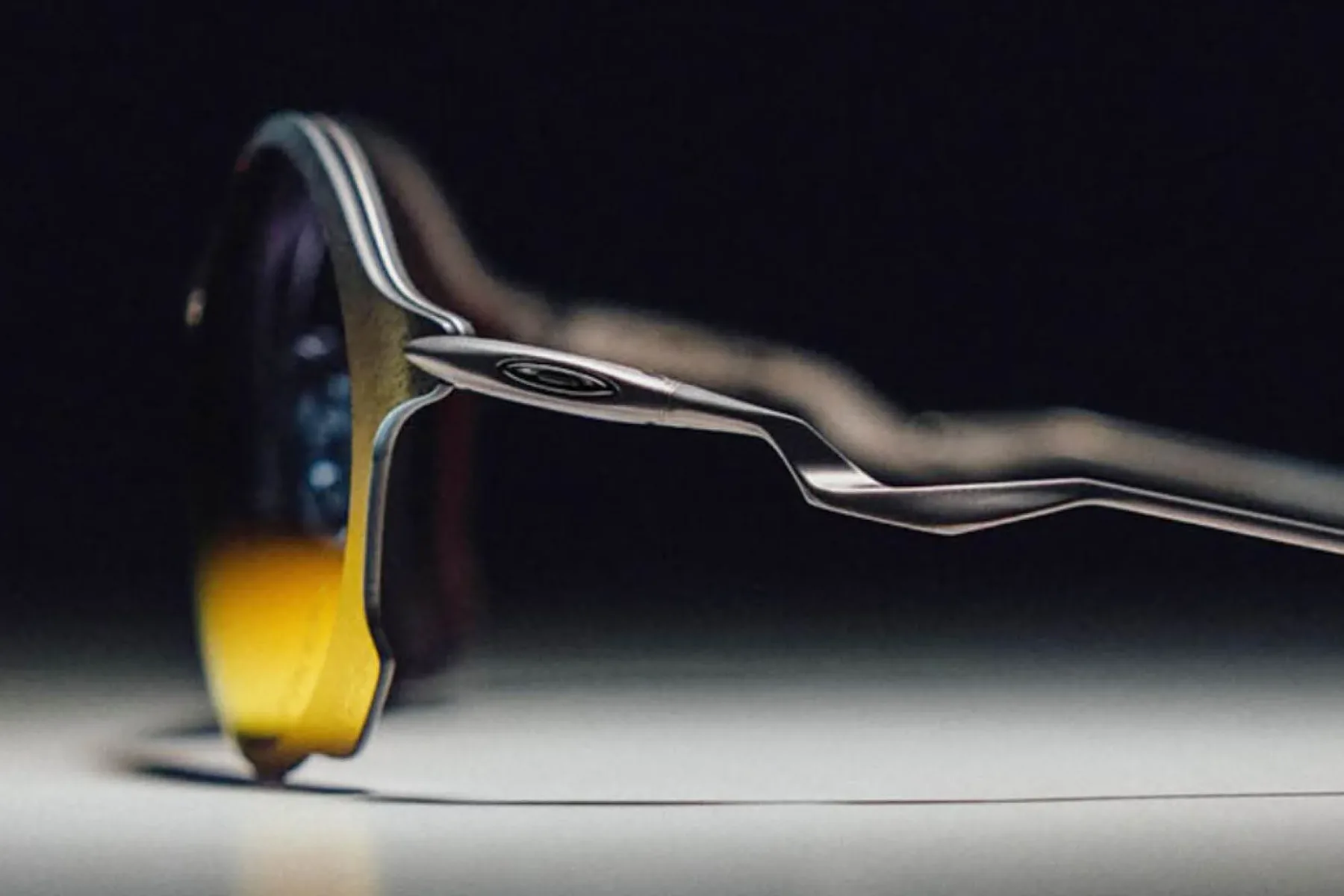 Oakley in HAVEN obudita Tailend Ti: futuristična ikona Oakley Tailend Ti se vrne v titanu ob 10‑letnici
