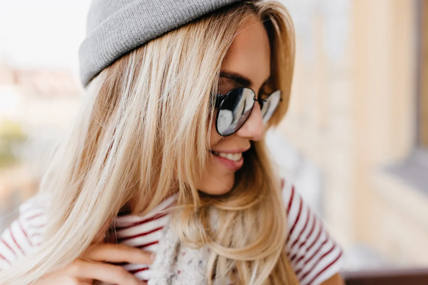 Odtenek las, ki osvaja jesen 2025: vse influencerke prisegajo na “Biscotti Blonde” barvo las