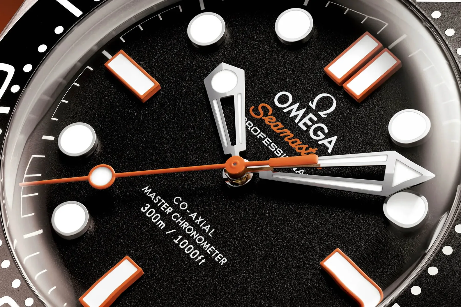 Omega Seamaster Diver 300M končno zasije v živahni oranžni