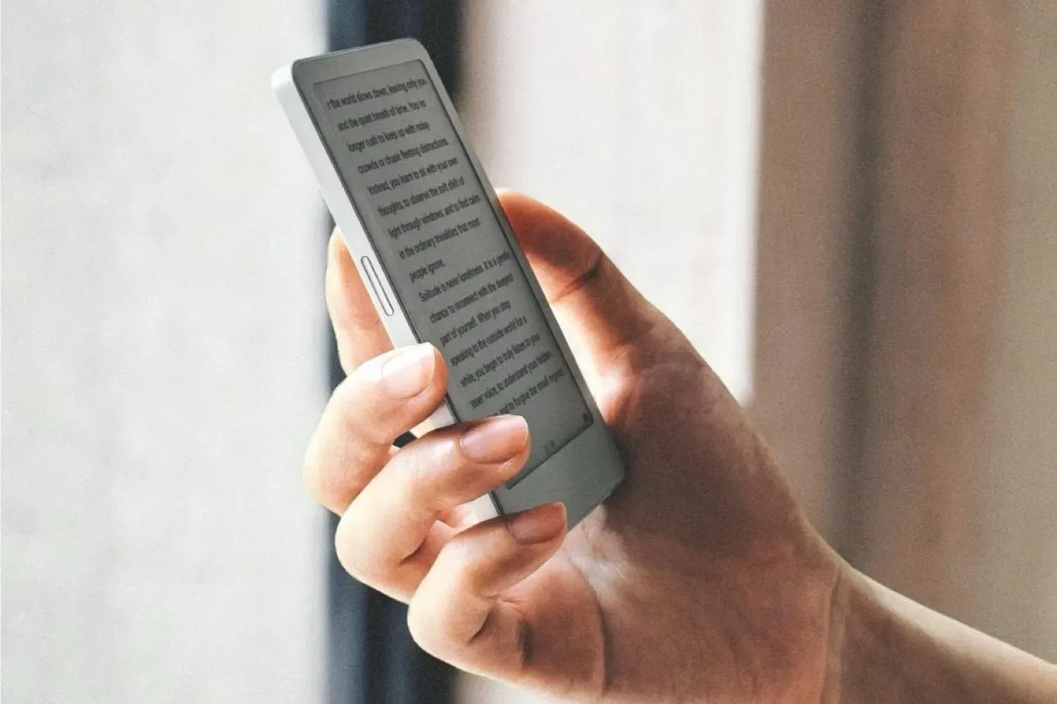 Konec neskončnega podrsavanja po telefonu: Majhna naprava za 99 €, s katero boste končno spet brali knjige