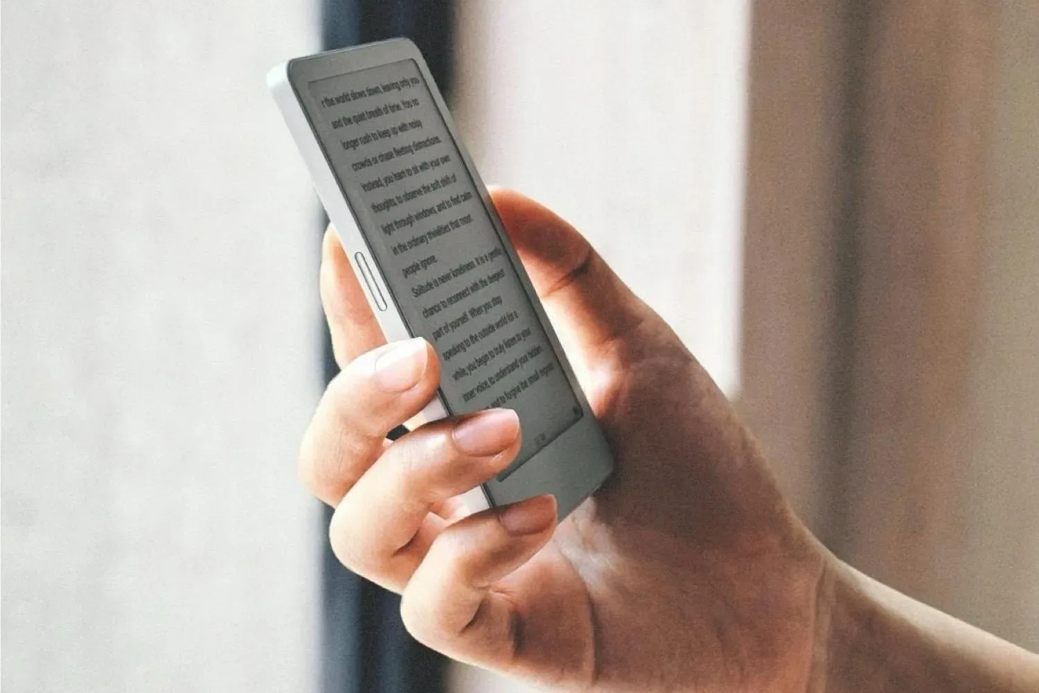 Konec neskončnega podrsavanja po telefonu: Majhna naprava za 99 €, s katero boste končno spet brali knjige