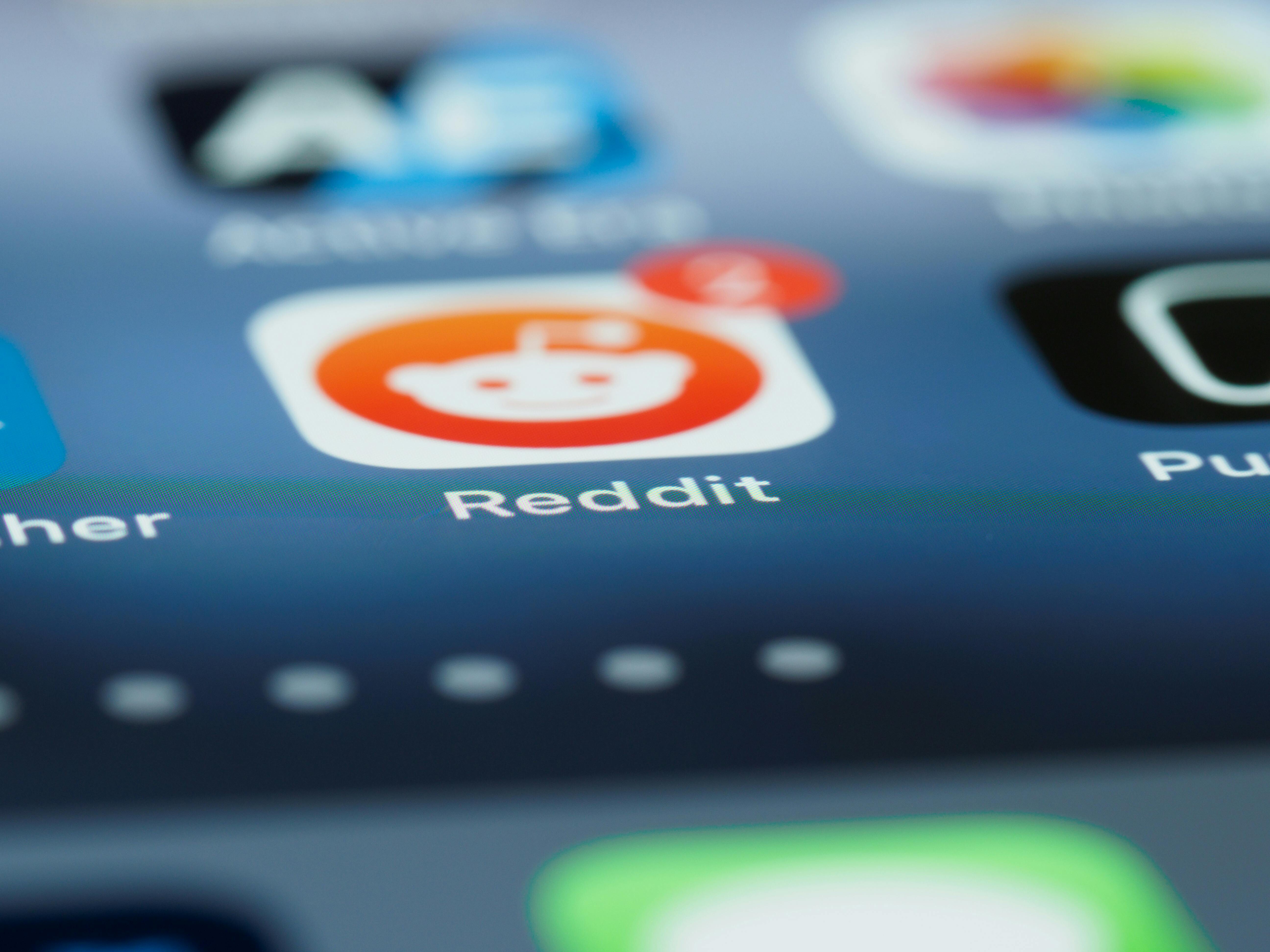 OpenAI in Reddit združujeta moči: Vaši posti bodo pomagali trenirati umetno inteligenco