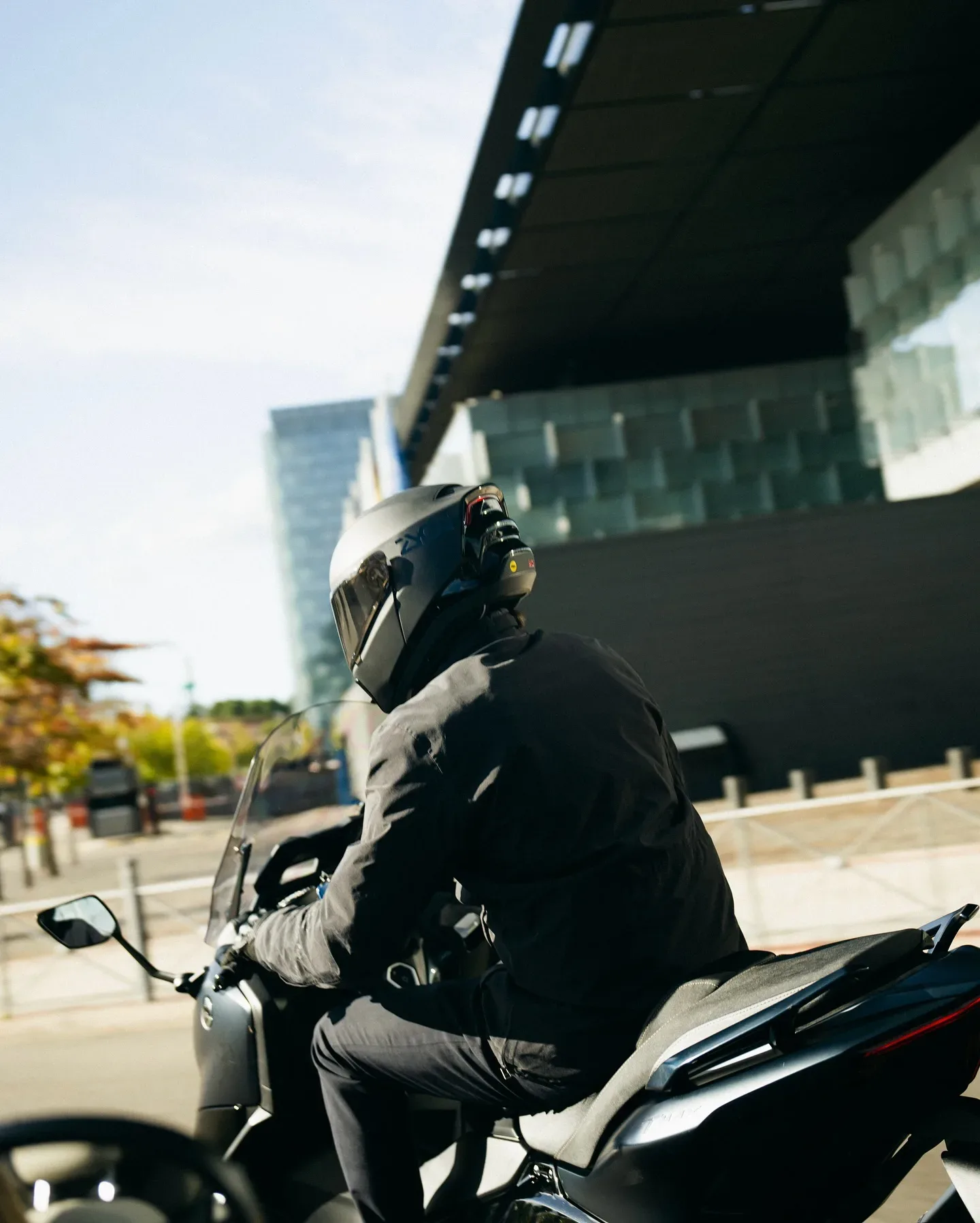 Pametna motoristična čelada – Zyon Smart Motorcycle Helmet – čist zrak v glavi, za kaos pod gumami